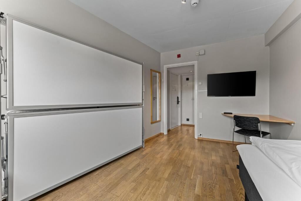 Quadruple Room | Desk, WiFi (free), bed sheets