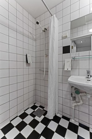 Regadera, toallas, jabón, shampoo