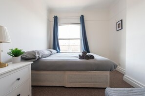4 bedrooms, iron/ironing board, WiFi, bed sheets - Split-level spacious family apartment (London)