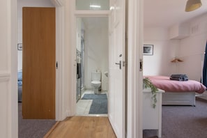 4 habitaciones, tabla de planchar con plancha, wifi y ropa de cama