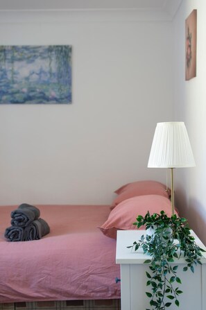 4 bedrooms, iron/ironing board, WiFi, bed sheets - Split-level spacious family apartment (London)