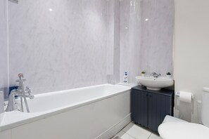Dusche, Haartrockner, HandtĂŒcher, Seife