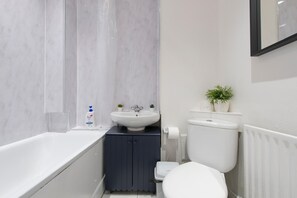 Shower, hair dryer, towels, soap - Split-level spacious family apartment (London)