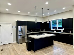 Réfrigérateur, micro-ondes, four, plaque de cuisson