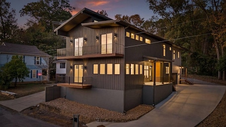Exterior. Escape to a brand-new, luxurious haven nestled among the trees, offering the perfect blend of tranquility and city convenience. This stunning, modern home is centrally located, placing you just minutes from all of Chattanooga's attractions.