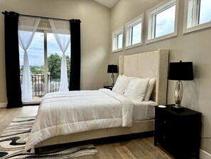 3 bedrooms, iron/ironing board, free WiFi, bed sheets - Escape to a brand-new, luxurious haven nestled among the trees, offering the perfect blend of tranquility and city convenience. This stunning, modern home is centrally located, placing you just minutes from all of Chattanooga's attractions. (Chattanooga)