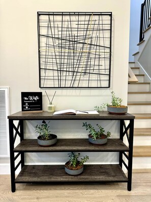 Interior - Escape to a brand-new, luxurious haven nestled among the trees, offering the perfect blend of tranquility and city convenience. This stunning, modern home is centrally located, placing you just minutes from all of Chattanooga's attractions. (Chattanooga)