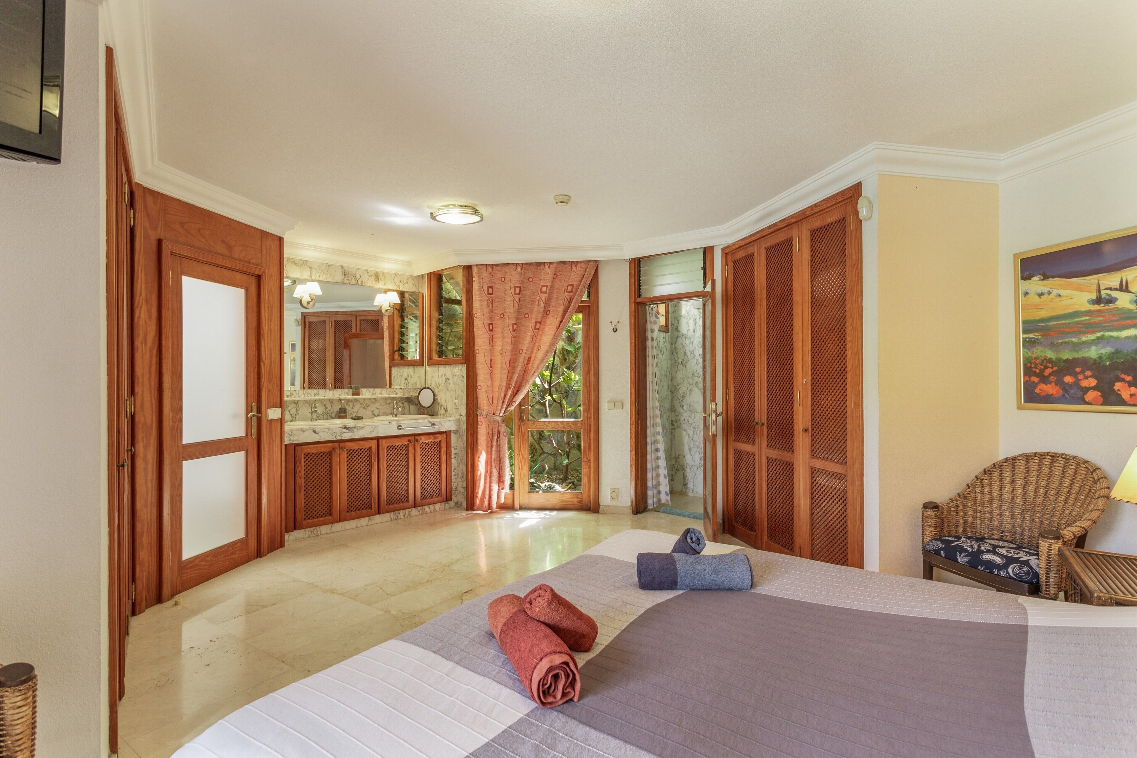 3 bedrooms, iron/ironing board, WiFi, bed sheets