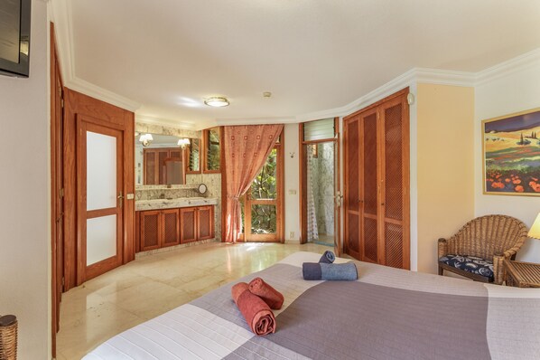 3 chambres, fer et planche à repasser, Wi-Fi, draps fournis