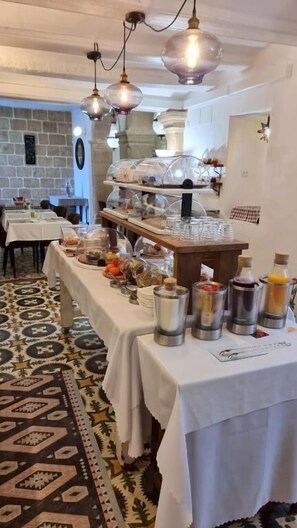 Bao gồm bữa sáng buffet hàng ngày