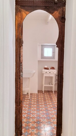 Double Room (Aotearoa) | Bathroom | Free toiletries, hair dryer, slippers, towels