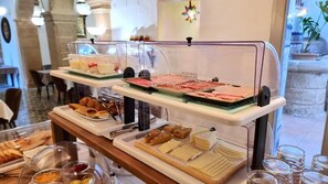 Free daily buffet breakfast  - Boutique B&B Número Cuatro (Benissa)