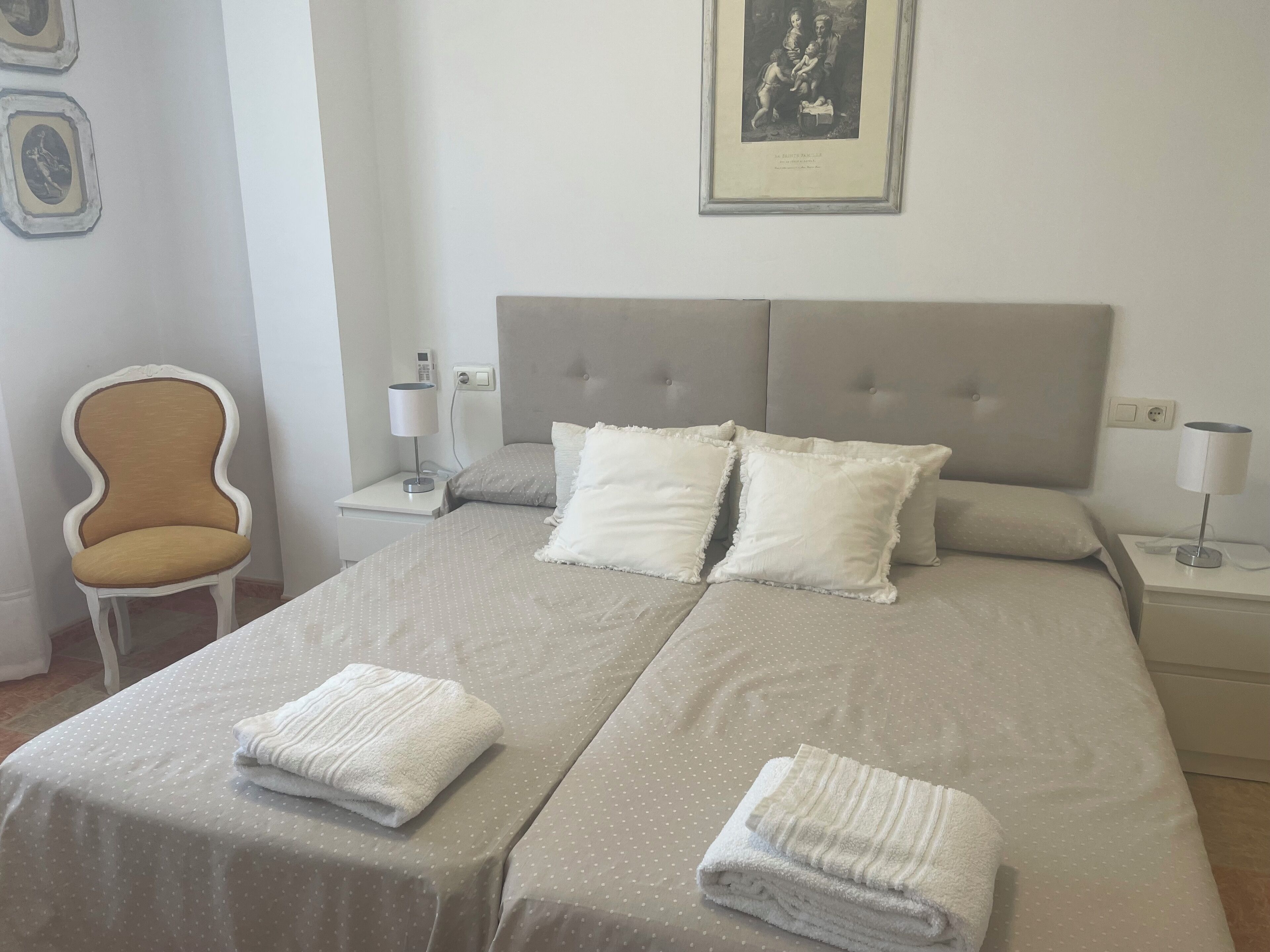 3 slaapkamers, een bureau, een strijkplank/strijkijzer, reisbedje