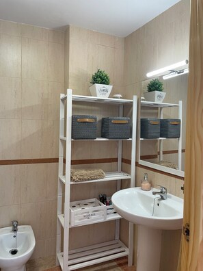 Shower, hair dryer, bidet, towels - El Mirador de Sierra Mágina II ( ideal for family travel) (Noalejo)