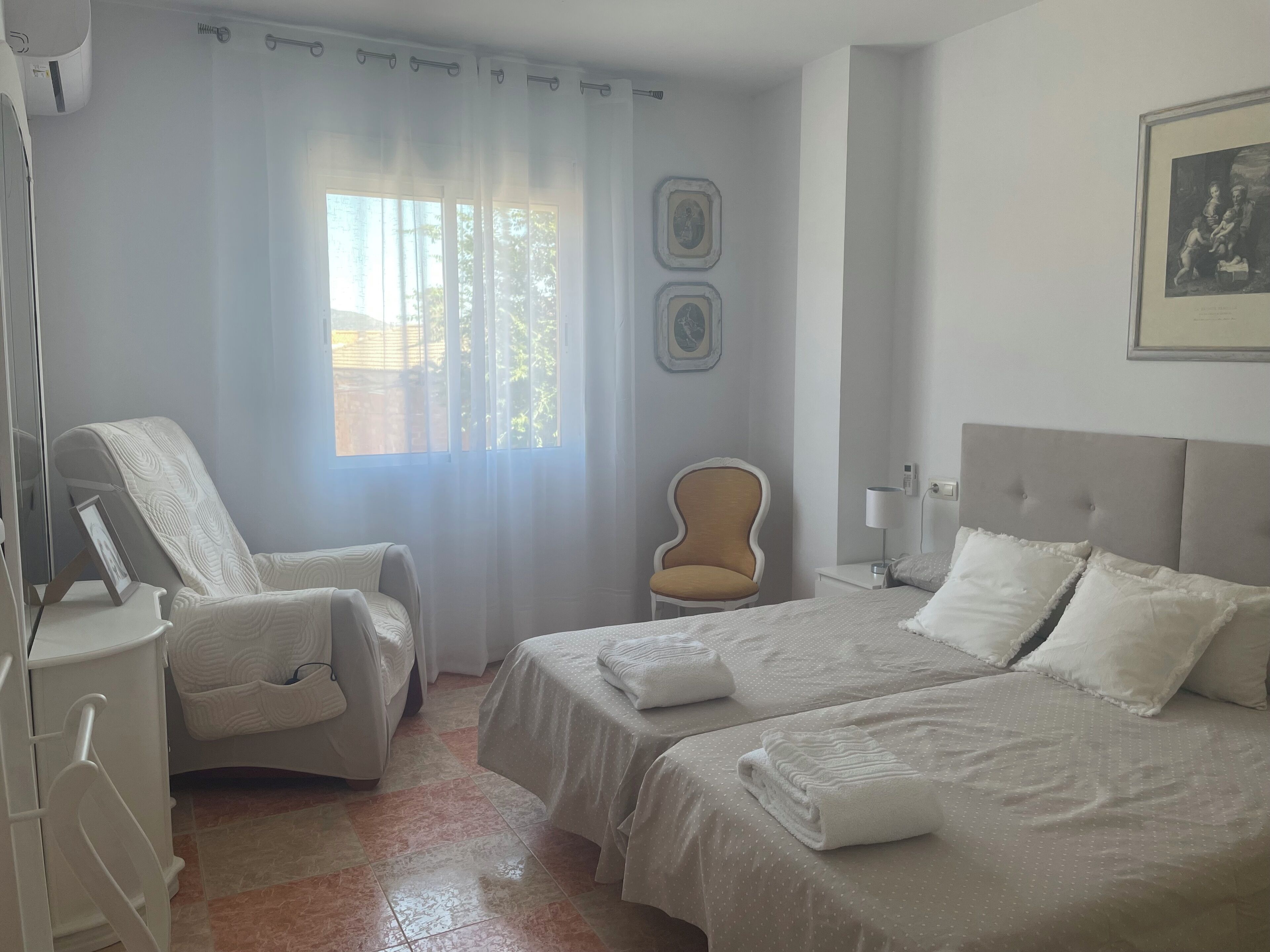 3 bedrooms, iron/ironing board, WiFi, bed sheets