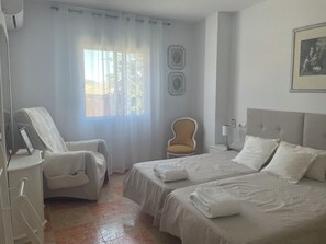 3 slaapkamers, een strijkplank/strijkijzer, wifi, beddengoed