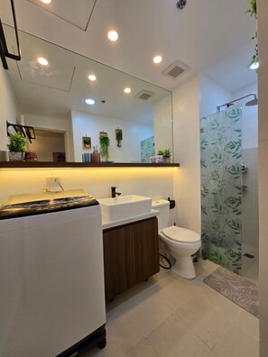 Dusche, Bidet, Handtücher, Seife