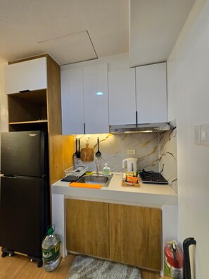 Fridge, microwave, stovetop, dishwasher
