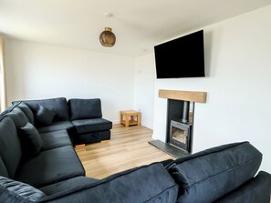Living area - 6 Gwelfor Estate (Cemaes Bay)