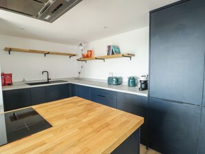 Dishwasher, cookware/dishes/utensils - 6 Gwelfor Estate (Cemaes Bay)