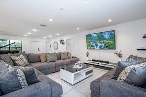 Villa Luxe, plusieurs chambres, piscine privée, vue jardin | Salle de séjour