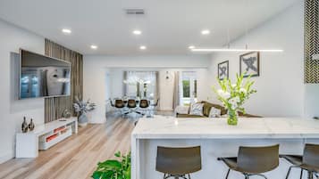 Luxury-Villa, Mehrere Schlafzimmer, eigener Pool, Gartenblick | Wohnbereich | 75-Zoll-Smart-TV mit Kabelempfang, Netflix, Tischfußball