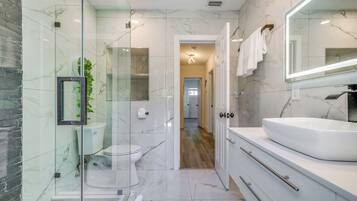 Villa de lujo, varias habitaciones, alberca privada, vista al jardín | Baño
