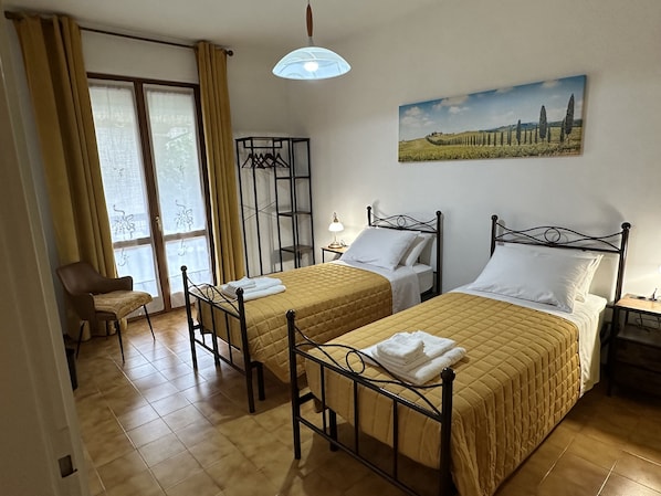 Berço de viagem, Wi-Fi de cortesia, roupa de cama