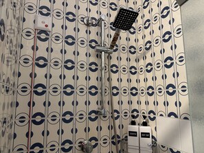 Douche, sèche-cheveux, bidet, serviettes fournies