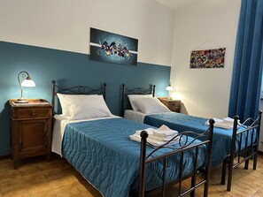 Travel crib, free WiFi, bed sheets