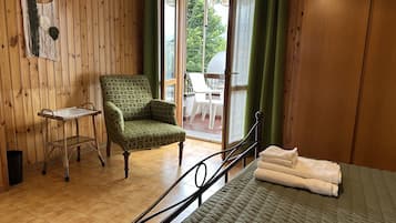 3 bedrooms, travel crib, free WiFi, bed sheets