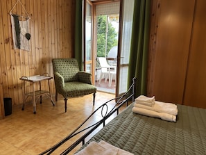 3 bedrooms, travel cot, free WiFi, bed sheets