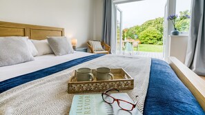 2 habitaciones, tabla de planchar con plancha y cuna de viaje 