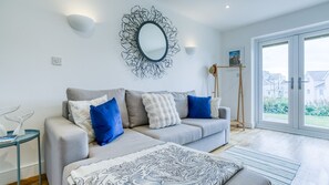 TV - Traeth Atsain - sleeps 6 guests  in 3 bedrooms (Trearddur Bay)