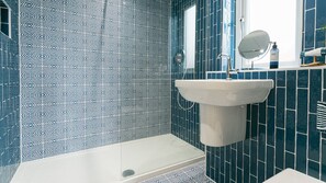 Hair dryer - Traeth Atsain - sleeps 6 guests  in 3 bedrooms (Trearddur Bay)