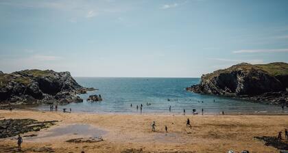 Traeth Atsain - sleeps 6 guests in 3 bedrooms