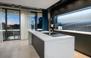Refrigerador, horno, lavavajillas, cafetera/tetera