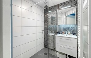 Shower, hair dryer - Nice home in Dirkshorn with WiFi (Dirkshorn)