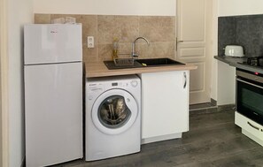 Réfrigérateur, four, lave-vaisselle, cafetière/bouilloire