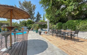Outdoor dining - Villa piscine et jacuzzi (Nîmes)