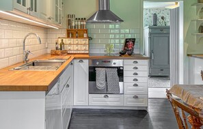 Fridge, oven, dishwasher, coffee/tea maker