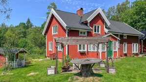 Outdoor dining - Gorgeous home in Seglora with WiFi (Seglora)