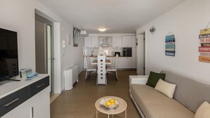 Un apartamento moderno con cocina, comedor y sala de estar.
