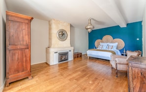 6 bedrooms, iron/ironing board, free WiFi