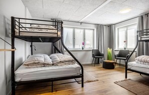 7 bedrooms, travel crib, free WiFi