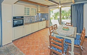 Refrigerador, parrilla de estufa, lavavajillas y cafetera y tetera