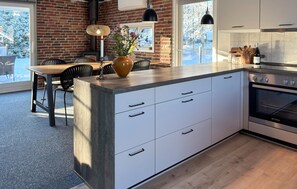 Fridge, microwave, oven, stovetop - Awesome home in Vejers Strand with WiFi (Vejers Strand)