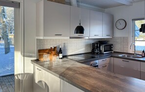 Kjøleskap, ovn, kokeplater og oppvaskmaskin