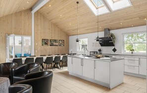 Kjøleskap, kokeplater, oppvaskmaskin og kaffetrakter/tekoker