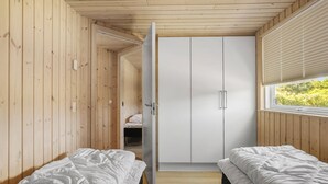 A bedroom with two single beds, a wardrobe, and a window with blinds. - Pet friendly home in Idestrup with sauna (Idestrup)